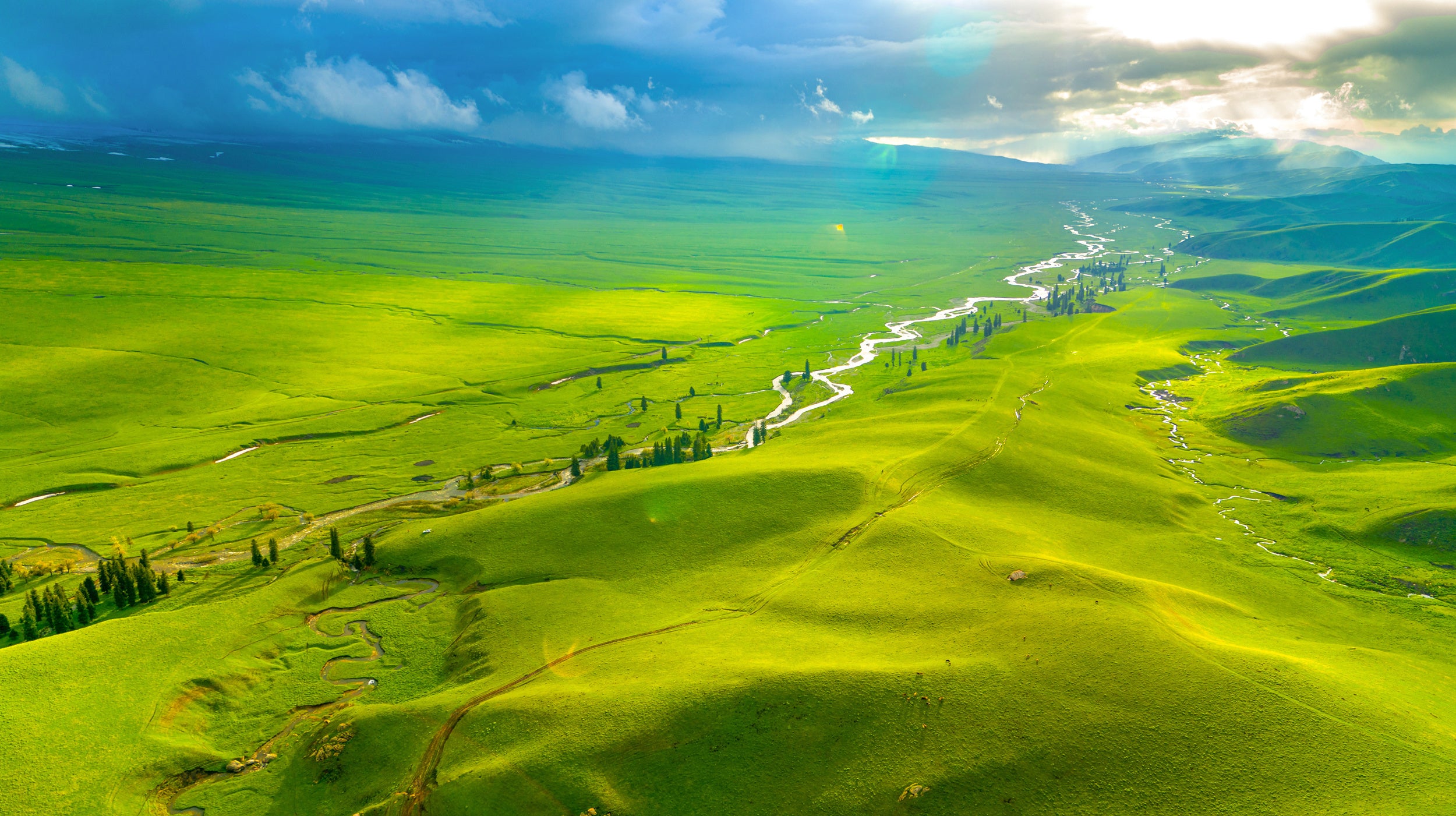 7-Day Xinjiang Tour: Sayram Lake, Xiata & Nalati Grassland