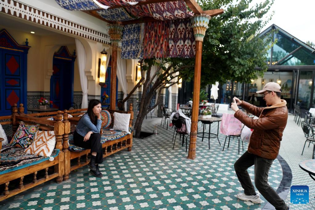 8-Day Wild Xinjiang Tour: Sayram Lake, Grasslands & Duku Highway